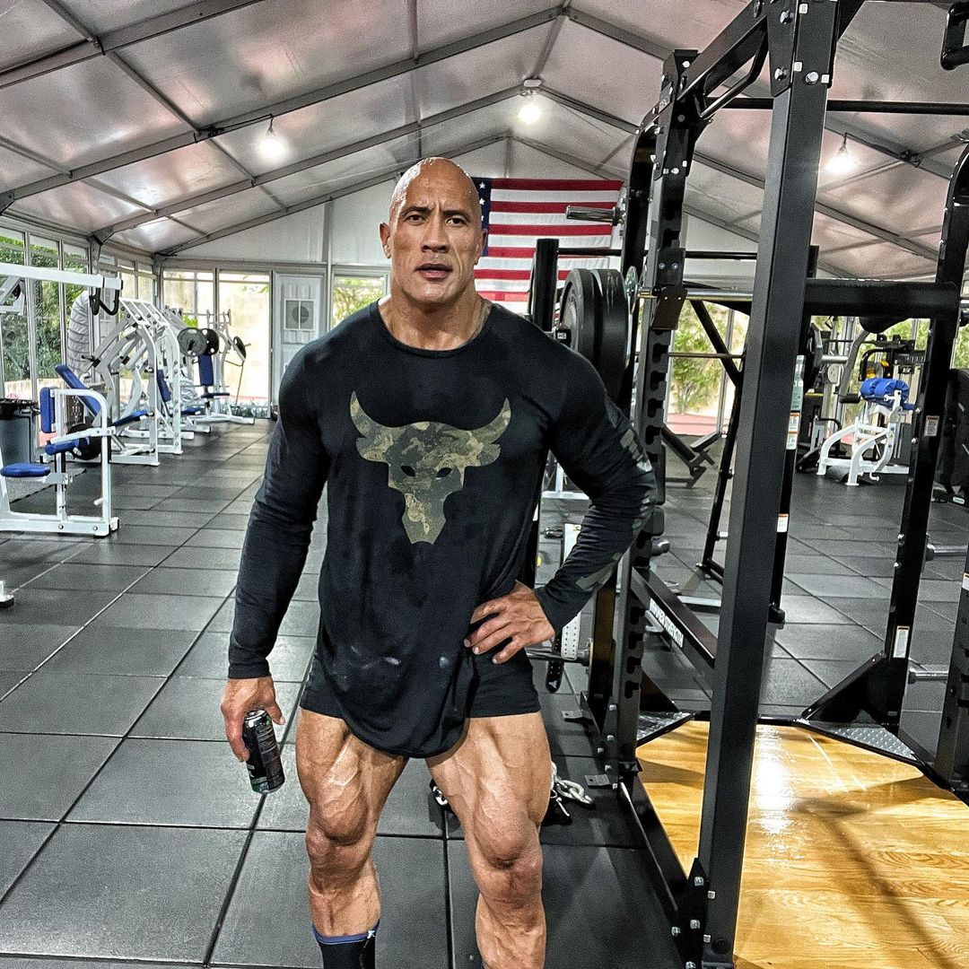 Техника и советы от Дуэйна Джонсона по выполнению обратных приседаний со штангой на гаки Обратные гакк-приседания со штангой техника и советы от Дуэйна Джонсона