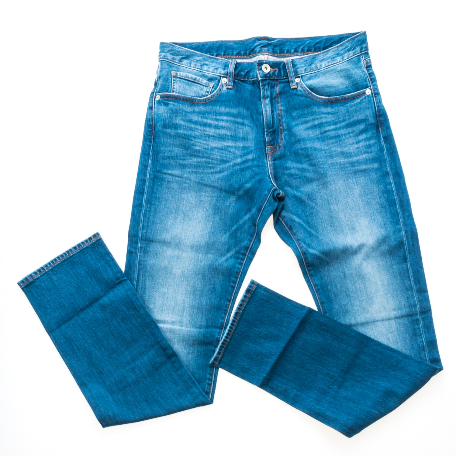 7 способов постирать джинсы, чтобы они сели по фигуре