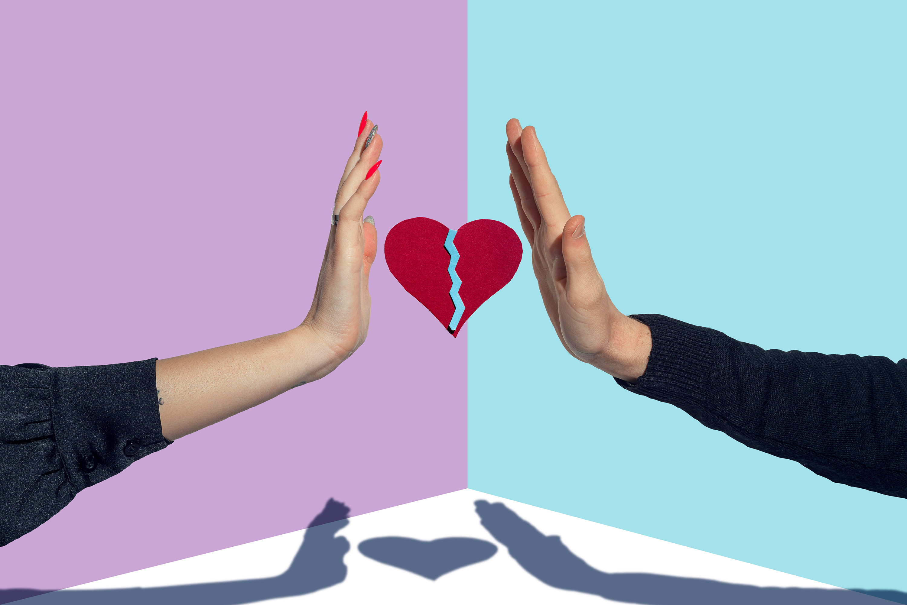 Вместе медленно. Сердце лайк половинки Френдзона. Relationship Breakup. Картинка Break up.