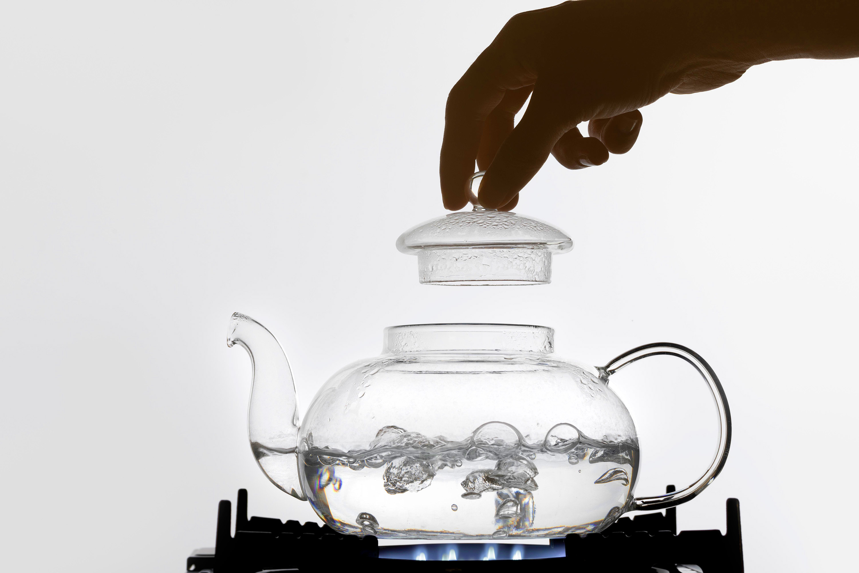 В кипящую воду можно спокойно налить. Чайник с кипятком. Вода в чайнике. Кипящая вода в чайнике. Кипяток из чайника.