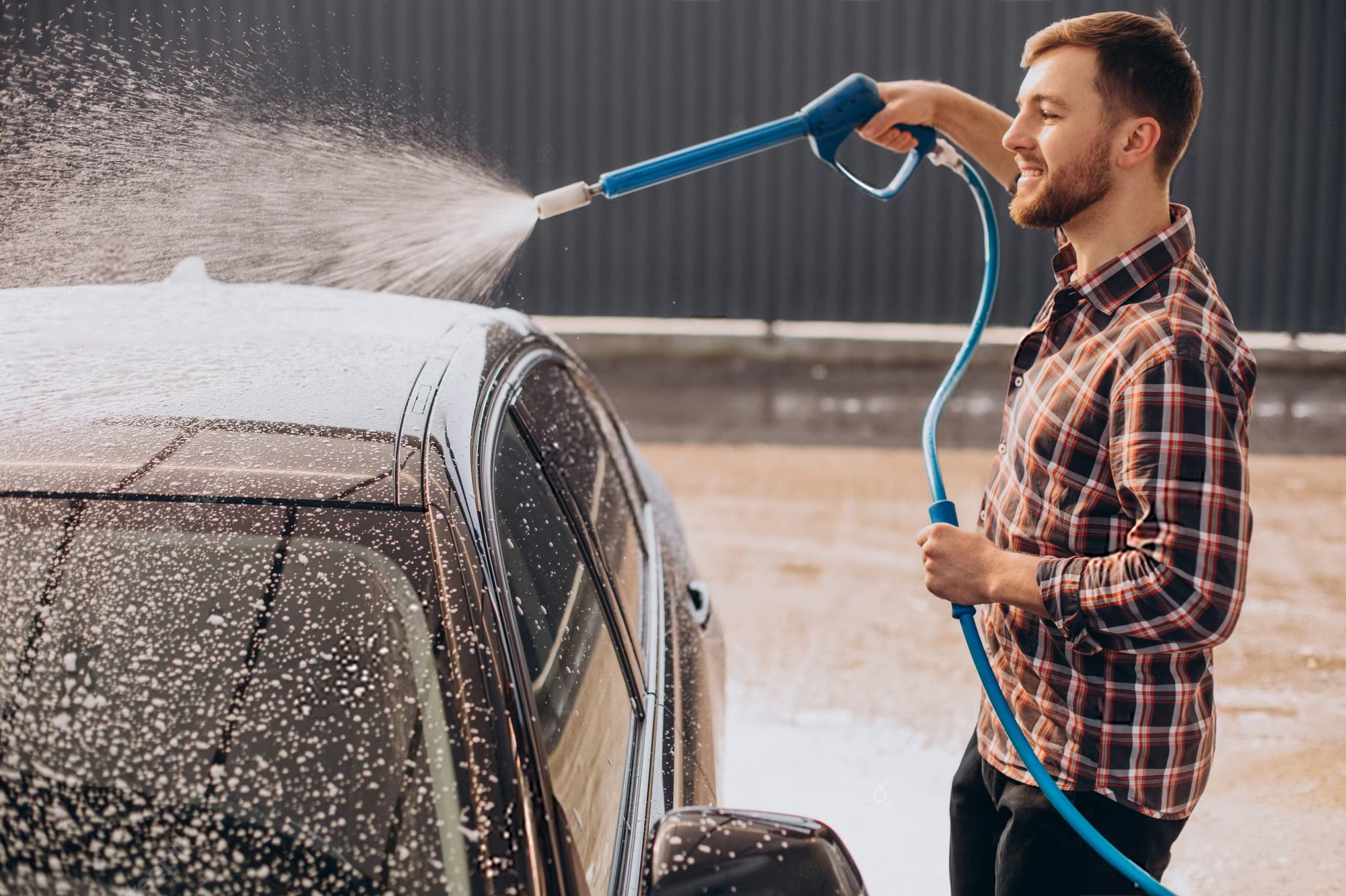 Можно мыть машину на даче. Мойка машины. Штраф за мытье машины во дворе. Photo man washing a car. Моют машину в частном доме.