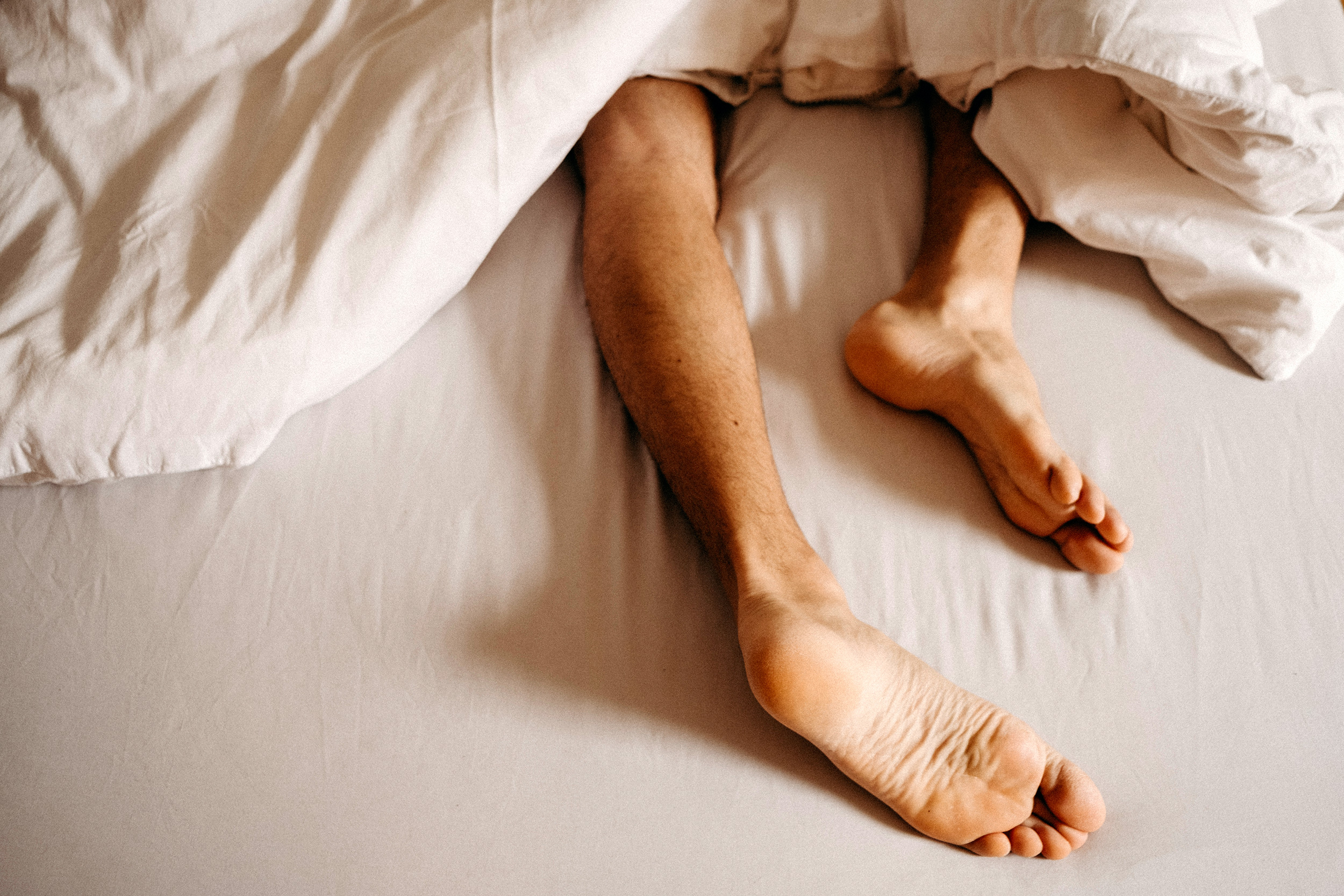Почему у мужчин сводит ноги ночью судорогой: причины и решения