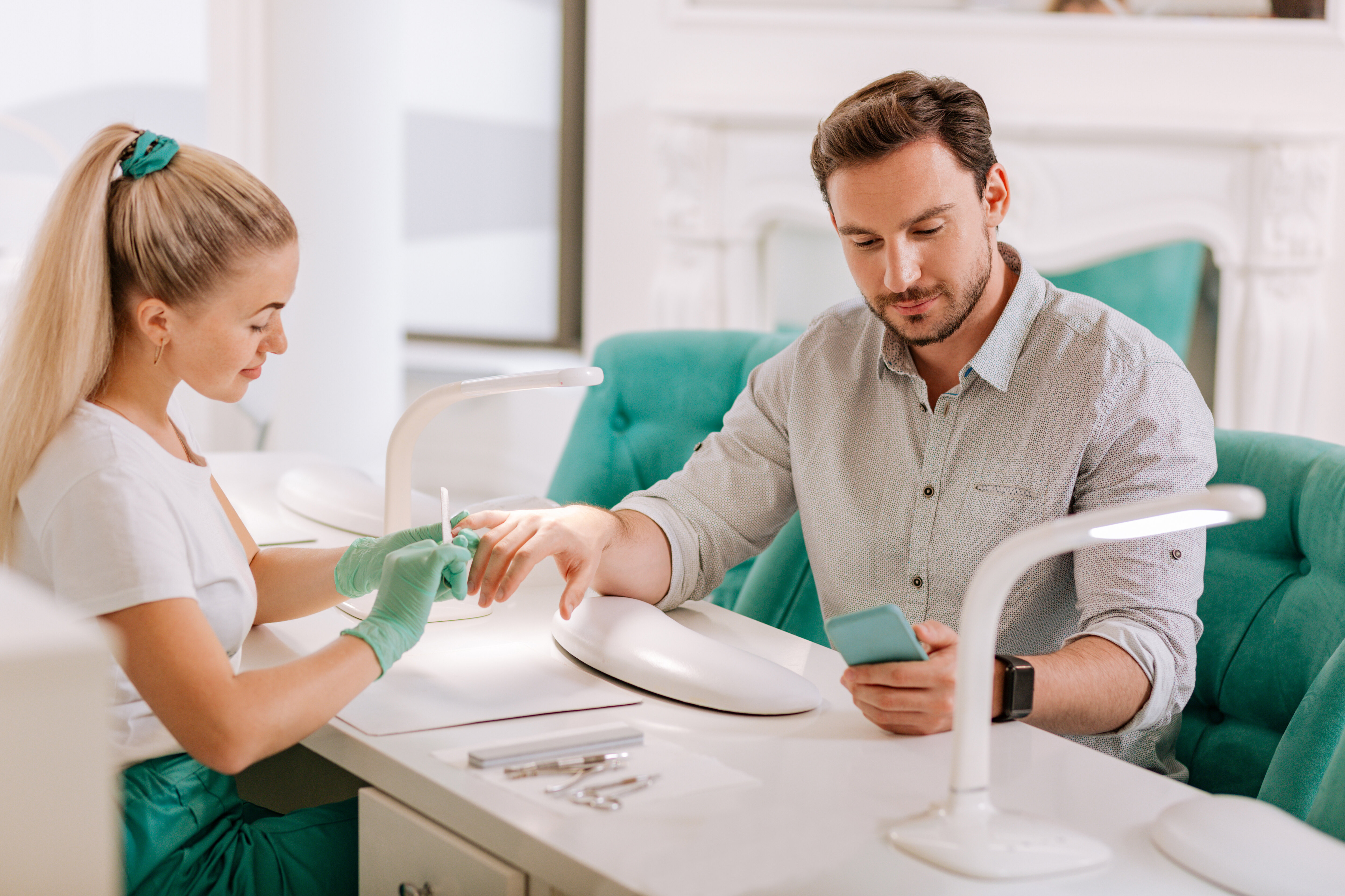 мастер маникюра мужчина. мастер маникюра мужчина. мужчина маникюрщик. парень делает маникюр. мужчина маникюрист.