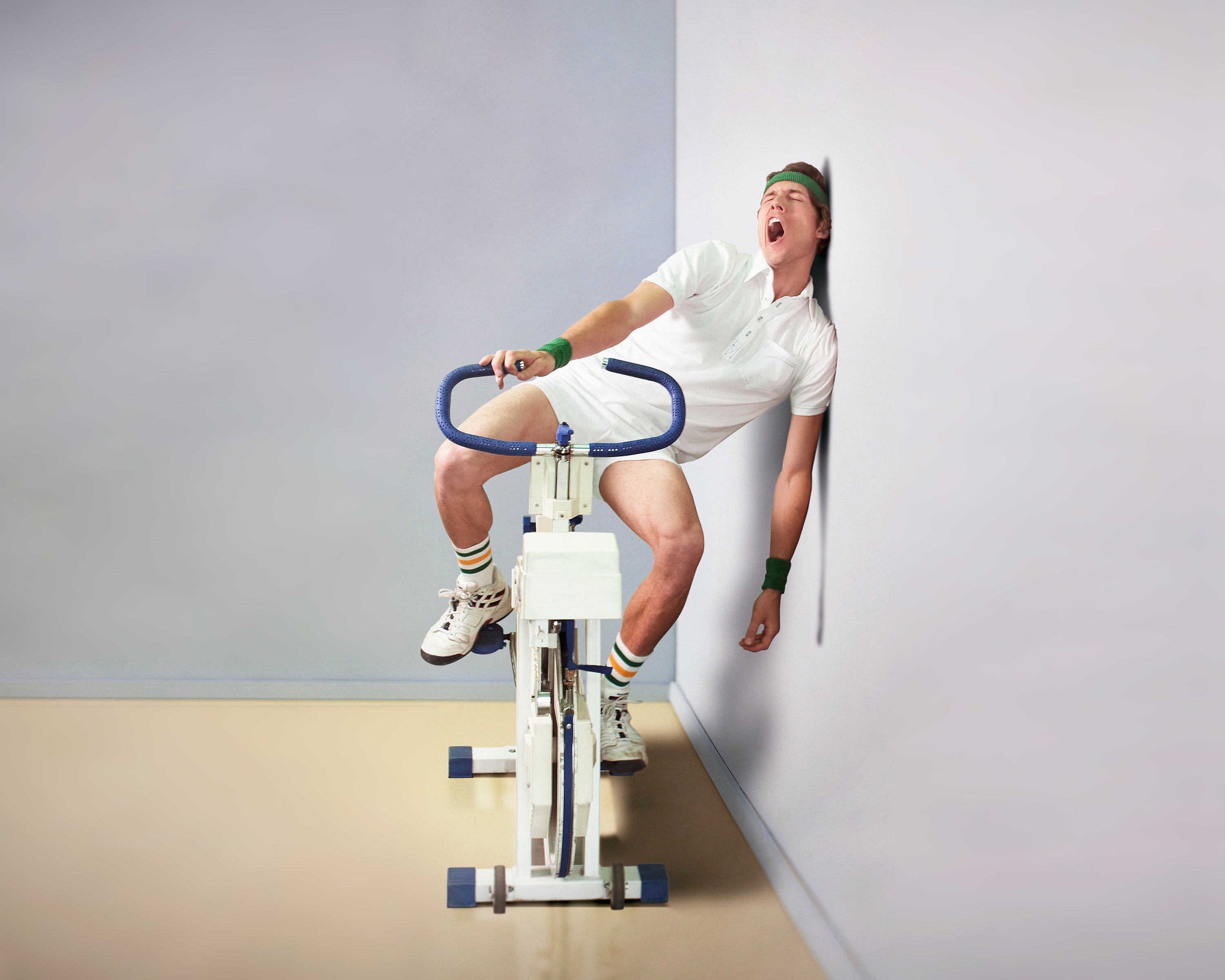 Фитнес дома. Пилатес одежда для занятий. Домашние тренировки. Девушка занимается йогой с компьютером. Гимнастика у компьютера.