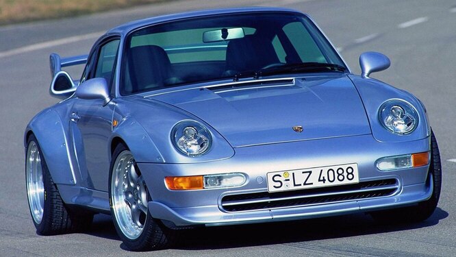 993 GT2, 1995 год. Широкие «бёдра», двойной турбонаддув и задний привод: это был 911-й редкой степени безумия. GT2 выпущен в 57 экземплярах и один был недавно продан за 2,4 миллиона.