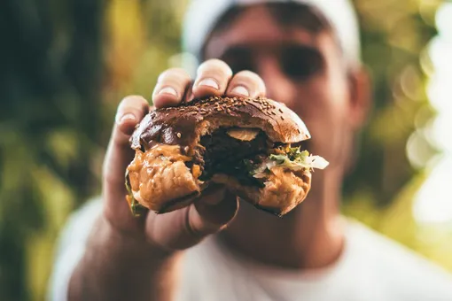Бургер, соль и еще 3 продукта, которые приводят к импотенции у мужчин: вам следует исключить их из рациона