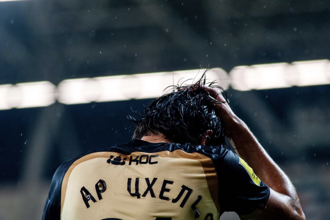 «Рассчитано на кислотный дождь»: с футболок игроков «Рубина» в ходе матча отклеились буквы и номера