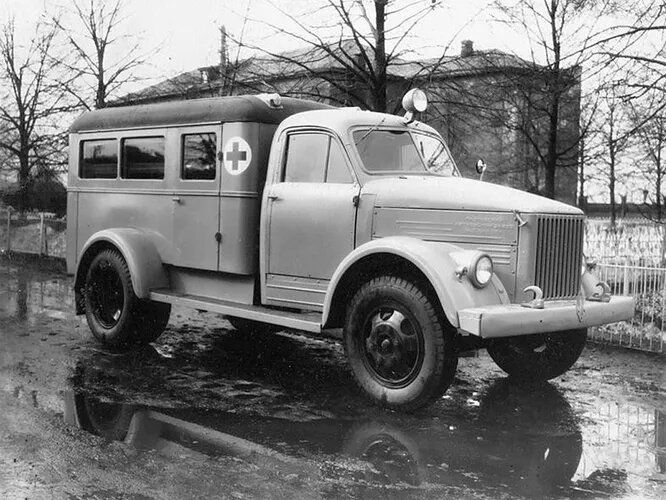 1953 год, ПАЗ-653, медицинский спецавтомобиль с «газовской» кабиной.