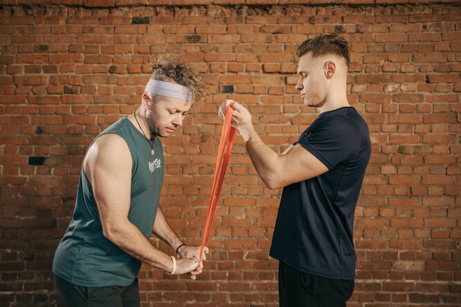 Тренировка для рук с фитнес-резинками позволит не только привести мышцы в тонус, но также добиться рельефности и прийти к увеличению мышечной массы.