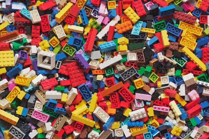 Adidas представил коллекцию кроссовок из коллаборации с Lego