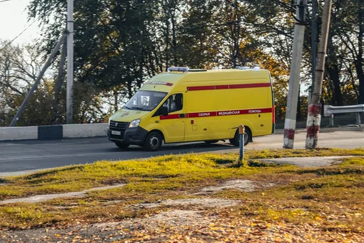 В Госдуме хотят разрешить скорой помощи таранить мешающие проезду машины