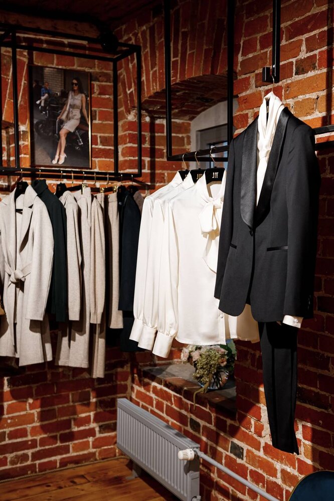 костюм шоу рум. магазин одежды. салон мужской одежды. магазин костюмов. шоурум одежды.
