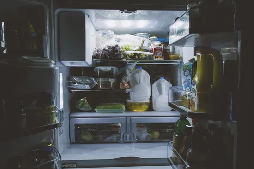 Почему в холодильнике есть лампы, а в морозильнике – нет?