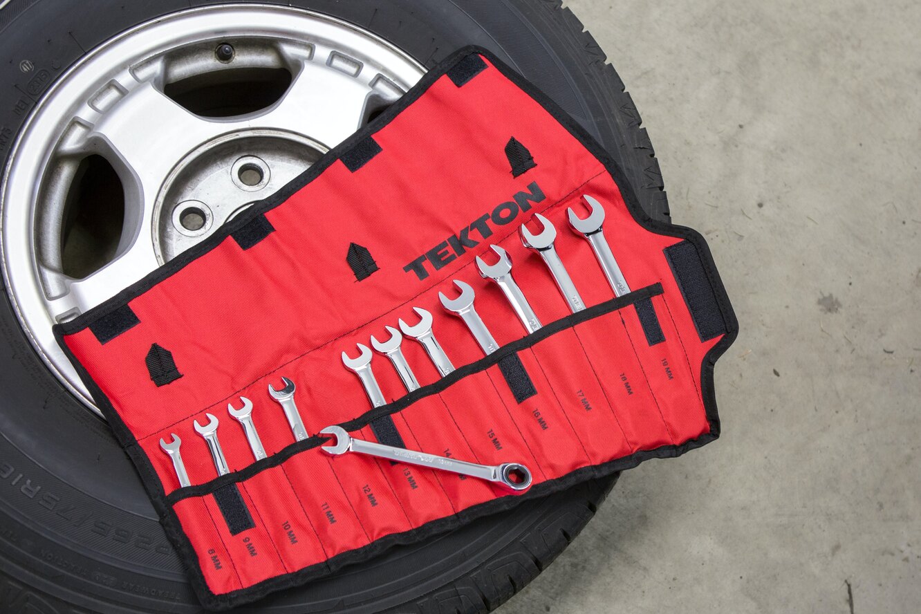 Как заменить колесо машины без домкрата?