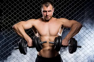 Домашняя тренировка плеч с гантелями: 5 упражнений для быстрого роста мышц без спортзала