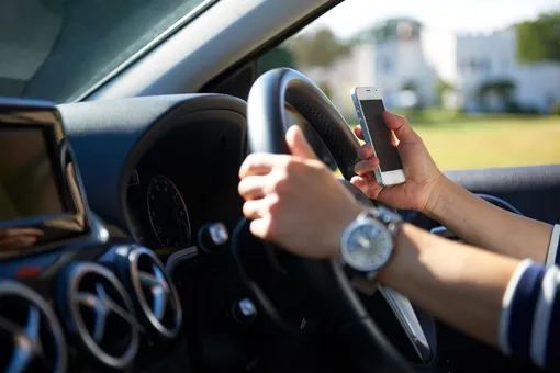 Как доказать, что водитель не пользовался телефоном за рулем: страховщики назвали хитрый способ