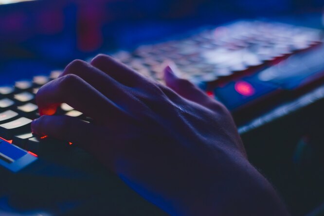 «Как перемещаться по операционной системе Windows без помощи физической мыши и как эффективно прокручивать контент на ноутбуке с помощью элементов управления сенсорной панели и сочетаний клавиш, а также с использованием программного обеспечения для эмуляции мыши»