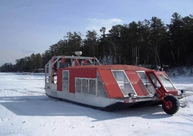 Ice Angel в штате Висконсин, США, катает всех желающих на остров Мадлен зимой, когда не работает паром.