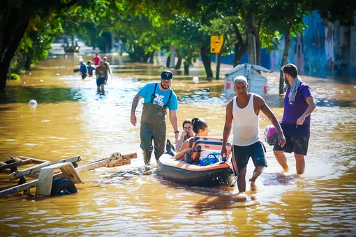В Бразилии самое мощное наводнение за 80 лет: сообщается о тысячах пострадавших