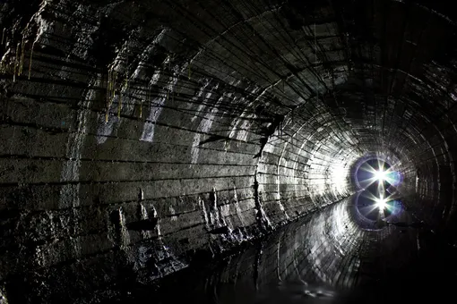 Не все экскурсии Даниила проходят под землей. Тур «Кремлевские тайники» рассказывает о секретных тоннелях Кремля, сохранившихся со времен Ивана Грозного. Экскурсии Давыдова проходят почти каждый день.