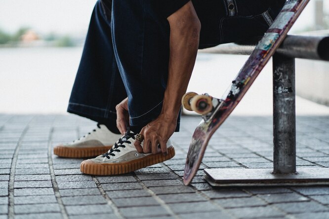Видео: 73-летний петербуржец прокатился на скейтборде по улицам города