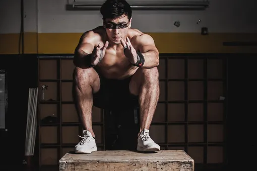 Как накачать сильные ноги: попробуйте взрывной комплекс упражнений от фитнес-тренера