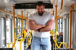 Самый высокий бодибилдер в мире: какой у него рост и сколько калорий он потребляет?