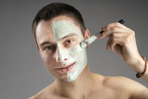Занести заразу под кожу можно во время бритья, поэтому мужчинам нужно следить за чистотой бритвенных станков.