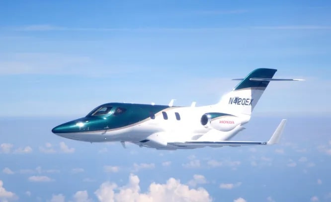 HondaJet HA-420 - реактивный двухмоторный самолёт. Honda, в принципе, никогда не позиционировали себя исключительно как автомобильную компанию. К примеру, в США они начинали как фирма по производству мотоциклов, да и сейчас выпускают генераторы, мотопомпы и газонокосилки для всех желающих. И всё же, самолёта от них не ждали, причём отменного качества.