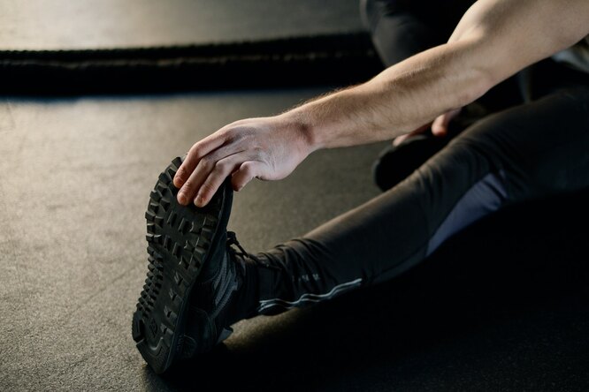 Эффективное упражнение для мощных ног: его можно выполнять даже на работе