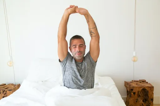 5 упражнений для легкой тренировки прямо в кровати: начните утро с заботы о себе