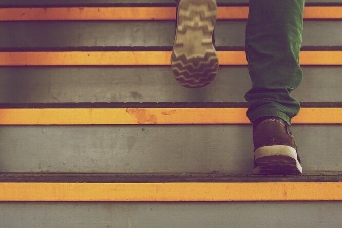 ноги, ноги на лестнице, ноги в кроссовках, шаги, шаги по лестнице