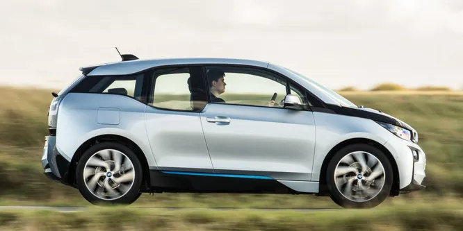 2013 BMW i3. Представители автопрома привыкли показывать будущие «мобильные» концепты, которые всем нравятся, но чертовски редко попадают в производство. Тем лучше на их фоне выглядит BMW, выпустившая свой i3 в точности таким, каким был представлен в концепте.