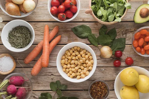 «Здоровая», полноценная вегетарианская диета включает цельнозерновые продукты, бобовые (фасоль, чечевица, нут, соя), фрукты, овощи, орехи и семена