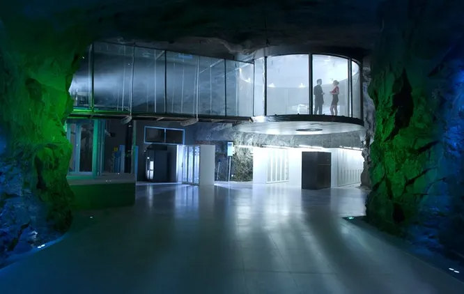 Дата-центр крупного шведского провайдера Bahnhof располагается в заброшенном бункере Pionen. Когда-то он был одним из самых защищённых бомбоубежищ страны, предназначенным для укрытия первых лиц государства. В результате дата-центр может спокойно пережить прямое попадание водородной бомбы.