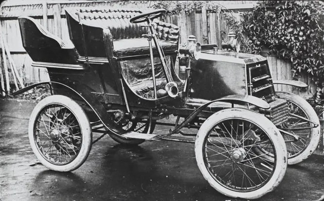 Tarrant первый австралийский автопроизводитель. Фирма основана Харли Таррантом в 1901 году и строила машины до 1908-го. На снимке Tarrant No.2, купленный 28 сентября 1901 года неким У. Х. Чандлером.