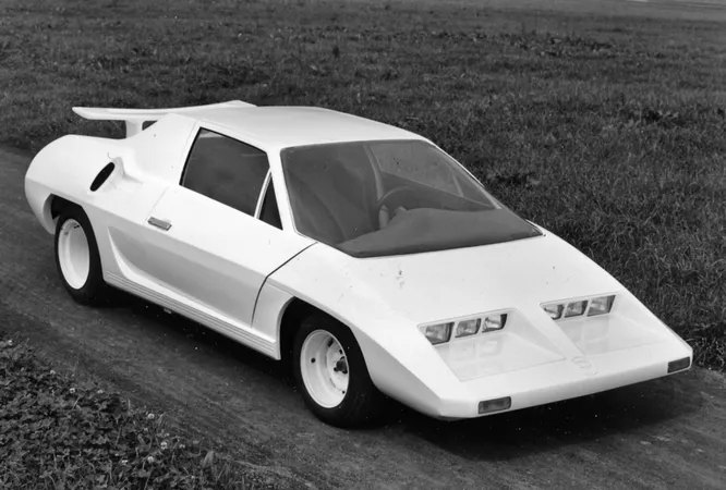 Albar. Компания, основанная Алоисом Барметтлером в 1978-м и просуществовавшая до 1999-го. Основным производством были лёгки багги на базе «Фольксвагена Жука», но в начале 1980-х компания представила ряд спорткаров и кит-каров необычного дизайна. На снимке Albar Sonic 1982 года.