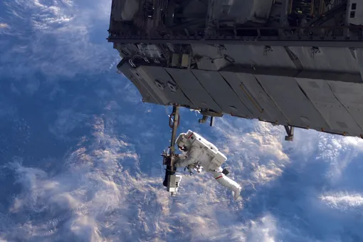 Сколько времени космонавты проводят вне корабля: чем опасен открытый космос и зачем туда выходить