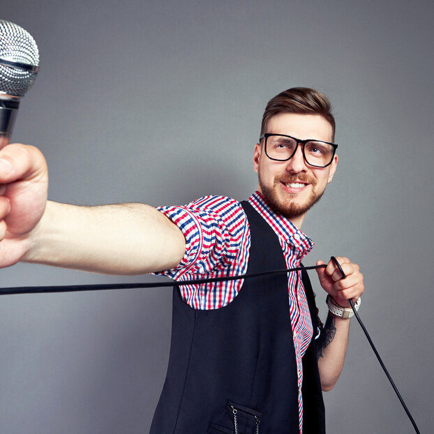 5 песен, которые мужчине не стыдно петь в караоке