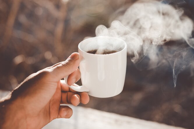 Почему пить кофе утром — это не самая здравая идея?