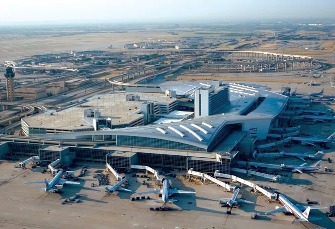 Международный аэропорт Даллас/Форт-Уэрт. Расположенный между двумя крупнейшими городами Техаса, второй по величине аэропорт в США, он занимает аж 78 кв. км. Пассажирооборот   около 60 миллионов человек. 