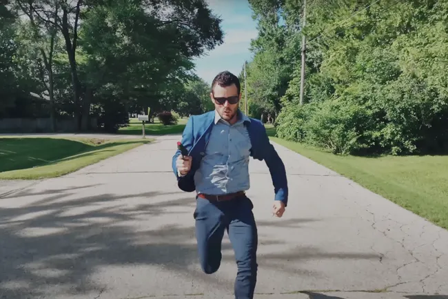 Вы точно видели этого парня, который «агрессивно бегает по дому»: самый смешной фитнес-блогер