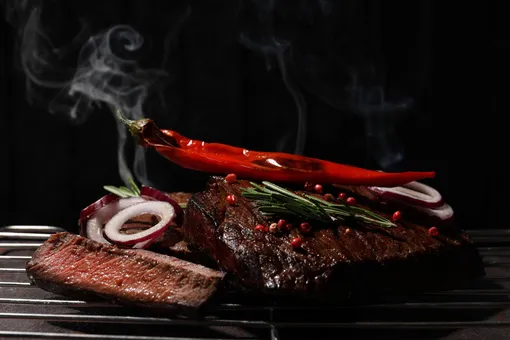 Как снизить вред жареного мяса: простой способ, который уменьшает количество канцерогенов