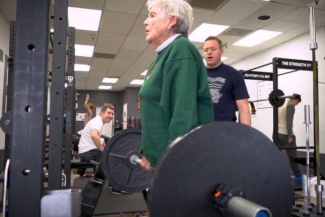 Фото дня: женщина 86 лет отметила первую годовщину тренировок... вам еще нужна мотивация?