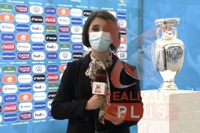 Видео: в Румынии упал кубок чемпионата Европы — его опрокинул стенд, поваленный ветром Видео: в Румынии упал кубок чемпионата Европы — его опрокинул стенд, поваленный ветром
