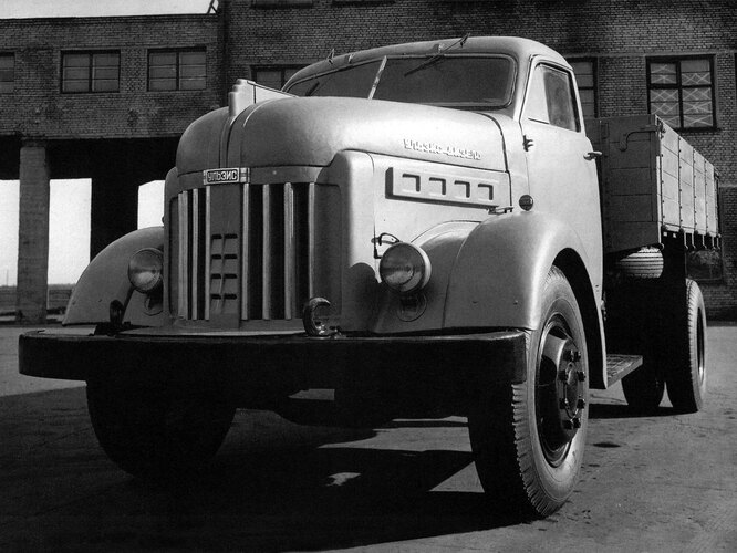 1944 год, первый опытный УльЗИС-НАТИ-253 с дизельным двигателем. Обратите внимание на интересное решение облицовки радиатора.