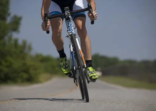 Хорошим способом поддержать ноги и вообще все тело в тонусе будет велопробег. Он укрепляет ноги и делает тело более выносливым.