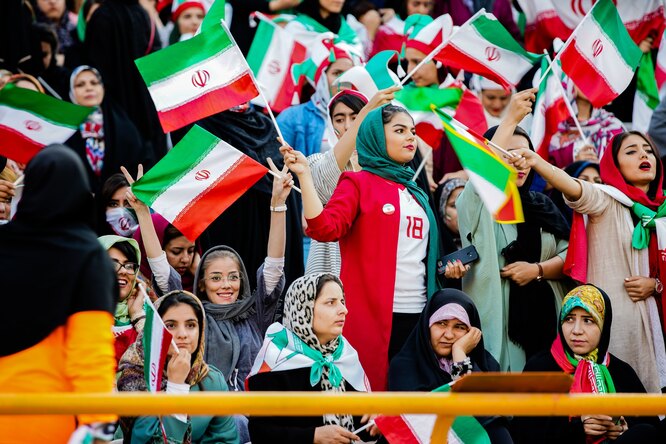 В Иране больше 100 раз прерывали трансляцию футбольного матча, чтобы не показывать колени женщины-судьи