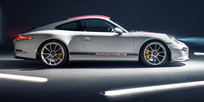 991 R, 2016 год. Теперь Porsche оснащает версии GT3 и GT3 RS только роботизированной коробкой передач, а новая модификация 991 R получила механическую коробку и двигатель от RS.