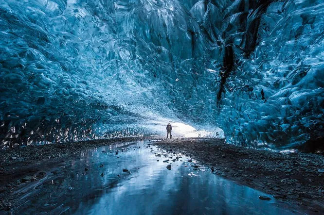 Скафтафедль, Исландия. В этом национальном парке каждую осень формируются ледяные пещеры, в которые безопасно входить только зимой. Как правило в них можно пройти не дальше чем на шесть метров, но туристам довольно и того.